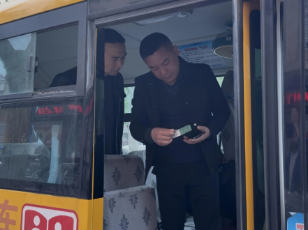 安福街道：拧紧校车“安全阀”，站好校园“护学岗”