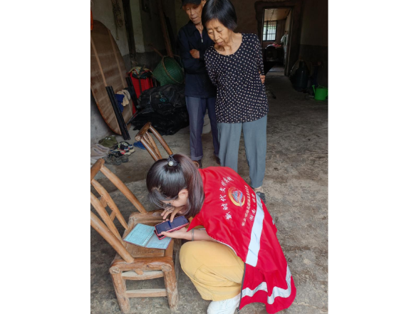 暖心代办解民忧！安福街道总庙社区上门助力学子顺利报名入学