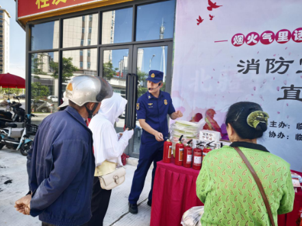   烟火气里话平安！安福街道护城社区消防宣传进集市，守护百姓平安