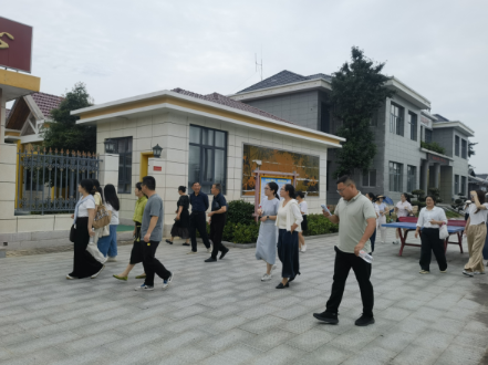 望城街道赴合口镇龙池堰社区参观学习“一老一小”服务工作