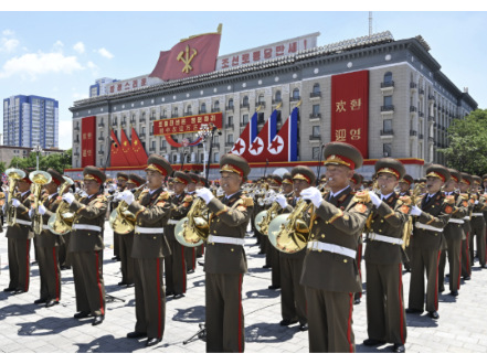 习近平出席金正恩举行的欢迎仪式