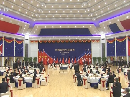 	习近平夫妇出席金正恩夫妇举行的小范围午宴