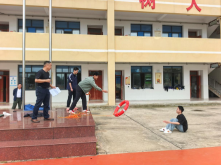 防溺于心 安全于行——临澧县四新岗镇中学开展防溺水应急演练活动