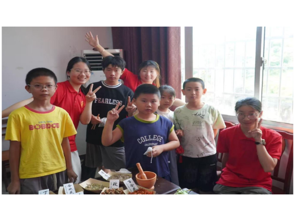 常德学院实践团走进临澧蒋家村 翰墨本草公益课让传统文化"看得见、摸得着"