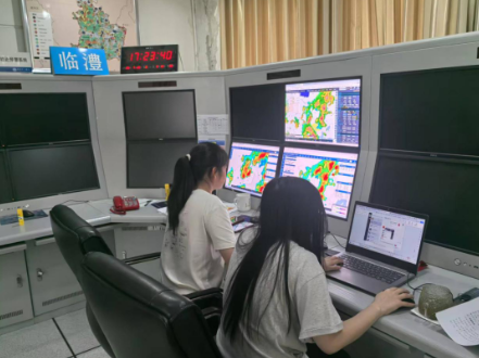 临澧：预警“吹哨”部门“报到” 暴雨中接力护民安