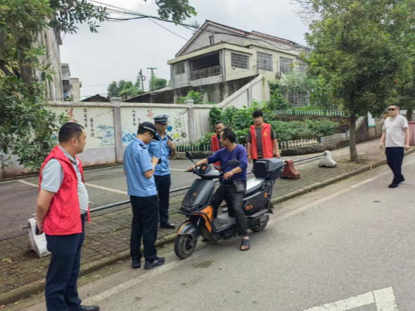 交通劝导零距离 安全文明入民心 ——四新岗镇开展农村道路交通安全专项整治行动