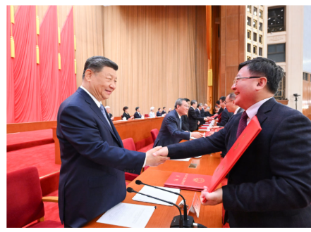 近镜头｜温暖瞬间 深切关怀