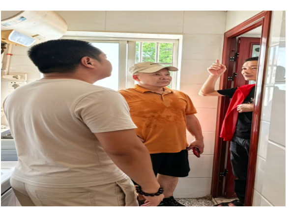 漏水积怨难调和 社区巧解邻里纠纷获锦旗