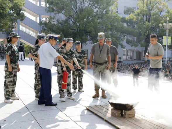 消防员走进临澧一中 千名新生实战演练“第一课”