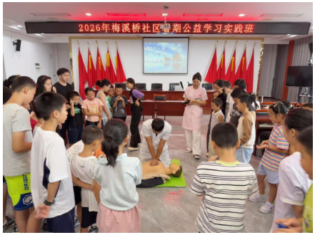 手绘帆布包、花卉拓印、创意冰箱贴……安福街道梅溪桥社区暑期公益课堂“花式”带娃