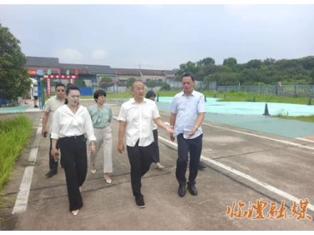 胡彬彬实地踏勘招商引资投产项目并主持召开全县产业储备项目座谈会