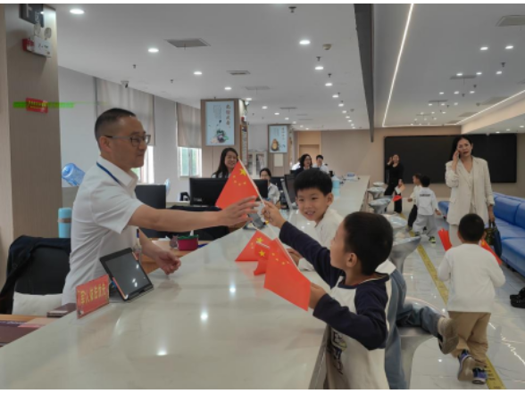 童心送红旗 礼赞祖国情 ——萌娃走进政务大厅同庆华诞