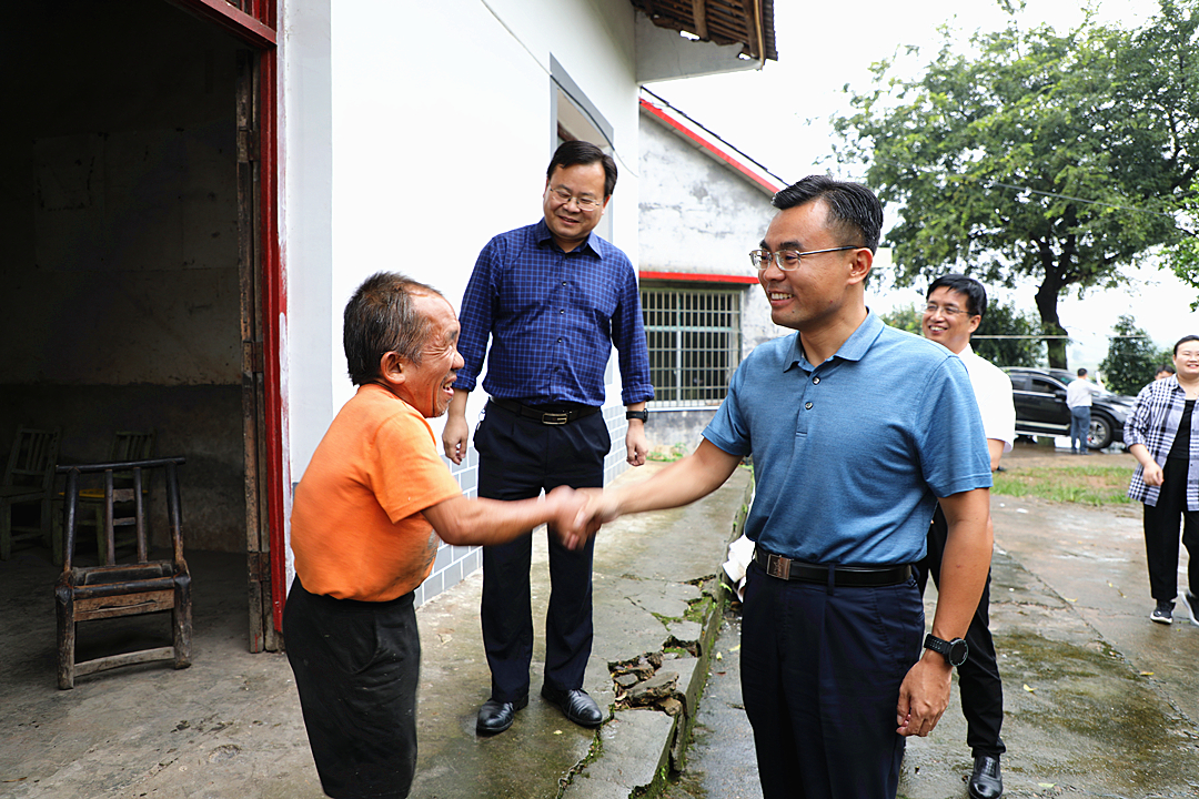 陈章杰走访贫困户督查脱贫攻坚工作