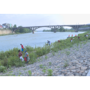 全县沿河乡镇积极打捞河内漂浮垃圾