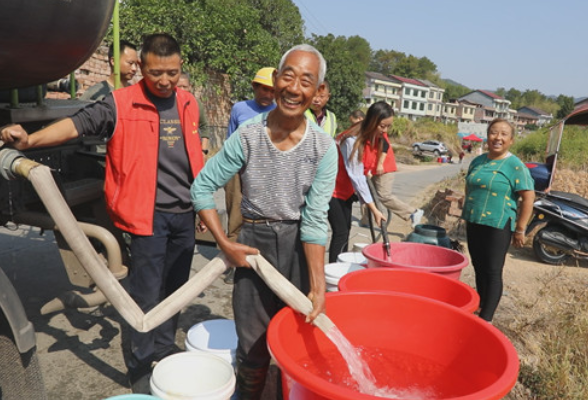 茶陵：洒水车变身送水车 拉来远水解近渴