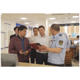 杨红兵到县政务服务中心开展“走流程、解难题、优服务”工作