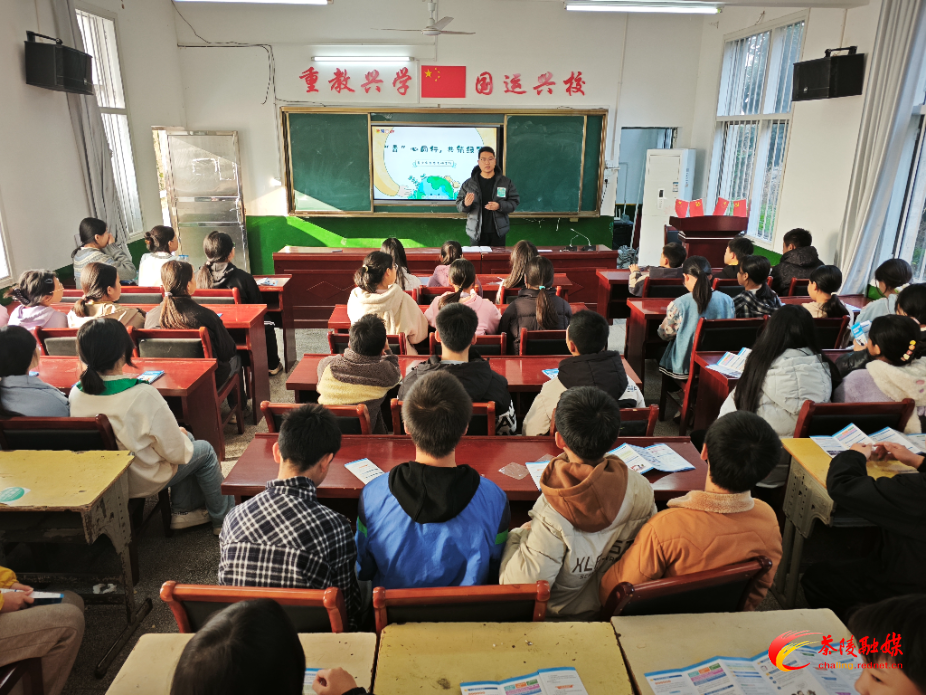 三部曲：躬行·在产业振兴中触摸时代脉搏。12月11日，以“绿水青山孕丰年·硕果橙香暖寒冬”为主题，圆满收官。生态环保课堂阐释 “两山” 理念，石冲脐橙园采摘实践 + 自动化车间参观，感受科技兴农力量；“情暖寒冬” 物资捐赠传递关怀，选调生分享学习经验、开展心理疏导。（图：生态环保课堂）