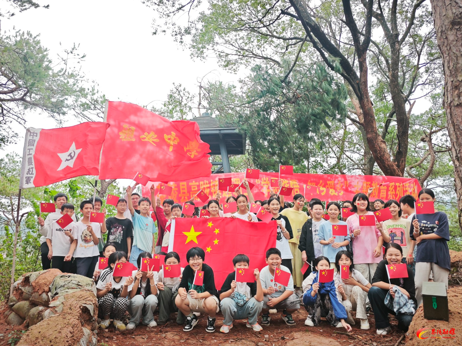 9月至12月，在茶陵县委组织部、团县委与高陇镇党委政府指导支持下，高陇镇选调生联合镇团委推出“学思践悟・知乡爱乡”三部曲系列活动。活动覆盖祖安中学200余名青少年，从红色遗址到文化祠堂，再到现代农业果园，打造沉浸式乡土思政课，播撒知乡爱乡种子。（图：高陇战斗遗址合影）