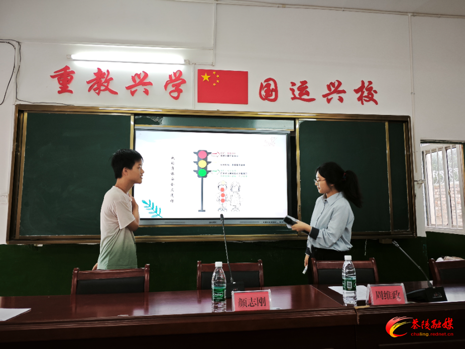 一部曲：铸魂·在红色热土上点燃信仰之光。9月25日，以“重温峥嵘岁月·护航花样年华”为主题，启动系列活动首场实践。开展安全知识宣讲筑牢防护底线，红色历史宣讲+高陇战斗遗址研学，触摸家乡革命脉络；学生亲手制作爱国主题立体剪纸，在纪念碑前定格信仰瞬间。（图：未成年人保护宣讲）