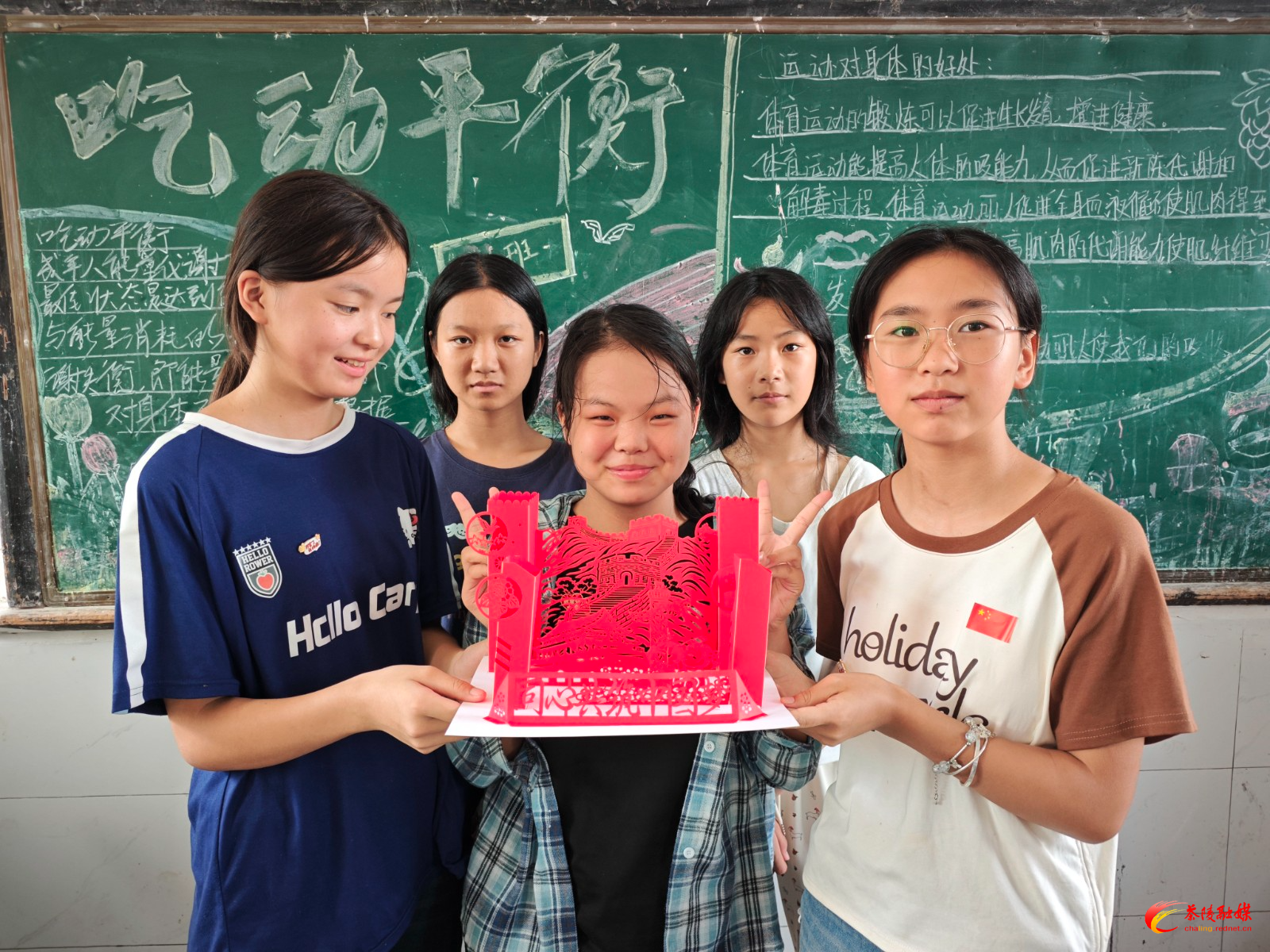 学生们制作的爱国主题立体剪纸