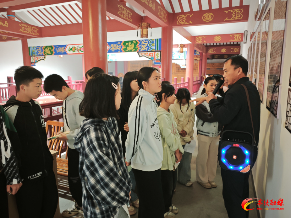 参观李氏祠堂并聆听讲解