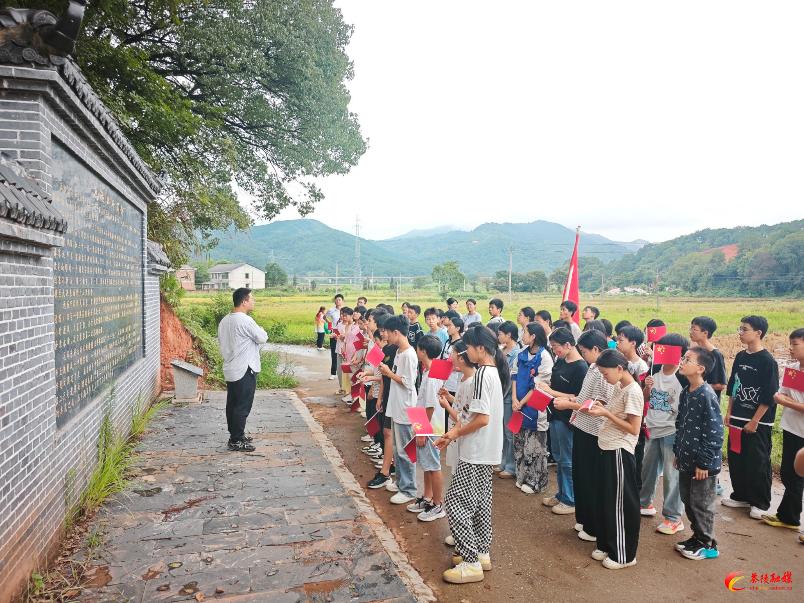 高陇战斗遗址纪念碑前聆听讲解