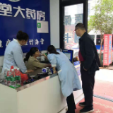 茶陵县市场监督管理局对高陇辖区内药品零售店开展换证监督检查