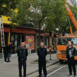 【城市靓起来】依法拆除违规招牌 还原城市靓丽风采