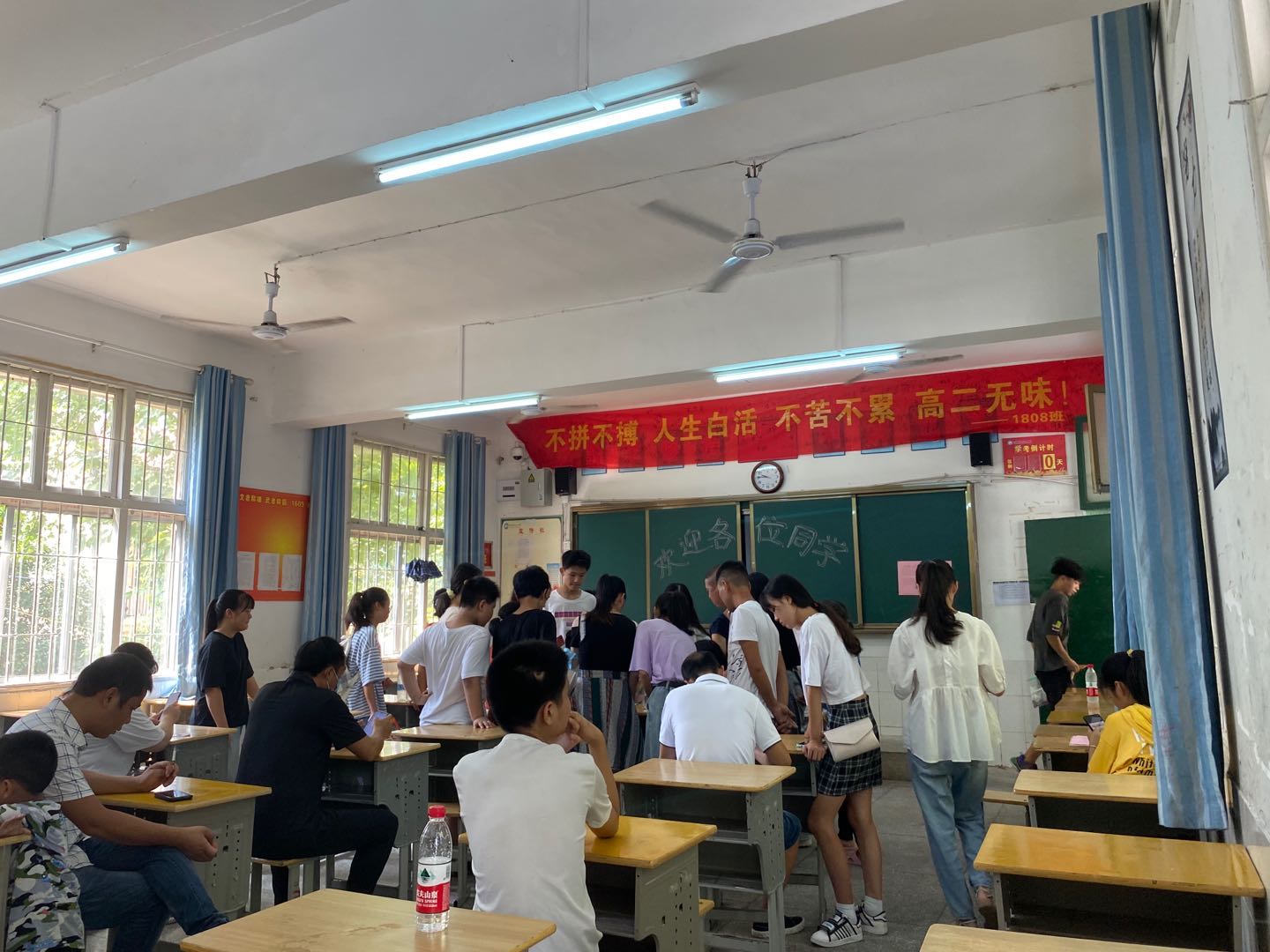 班主任细心讲解新生报到流程操作，解答家长和新生的困惑，耐心的办理新生报到手续。