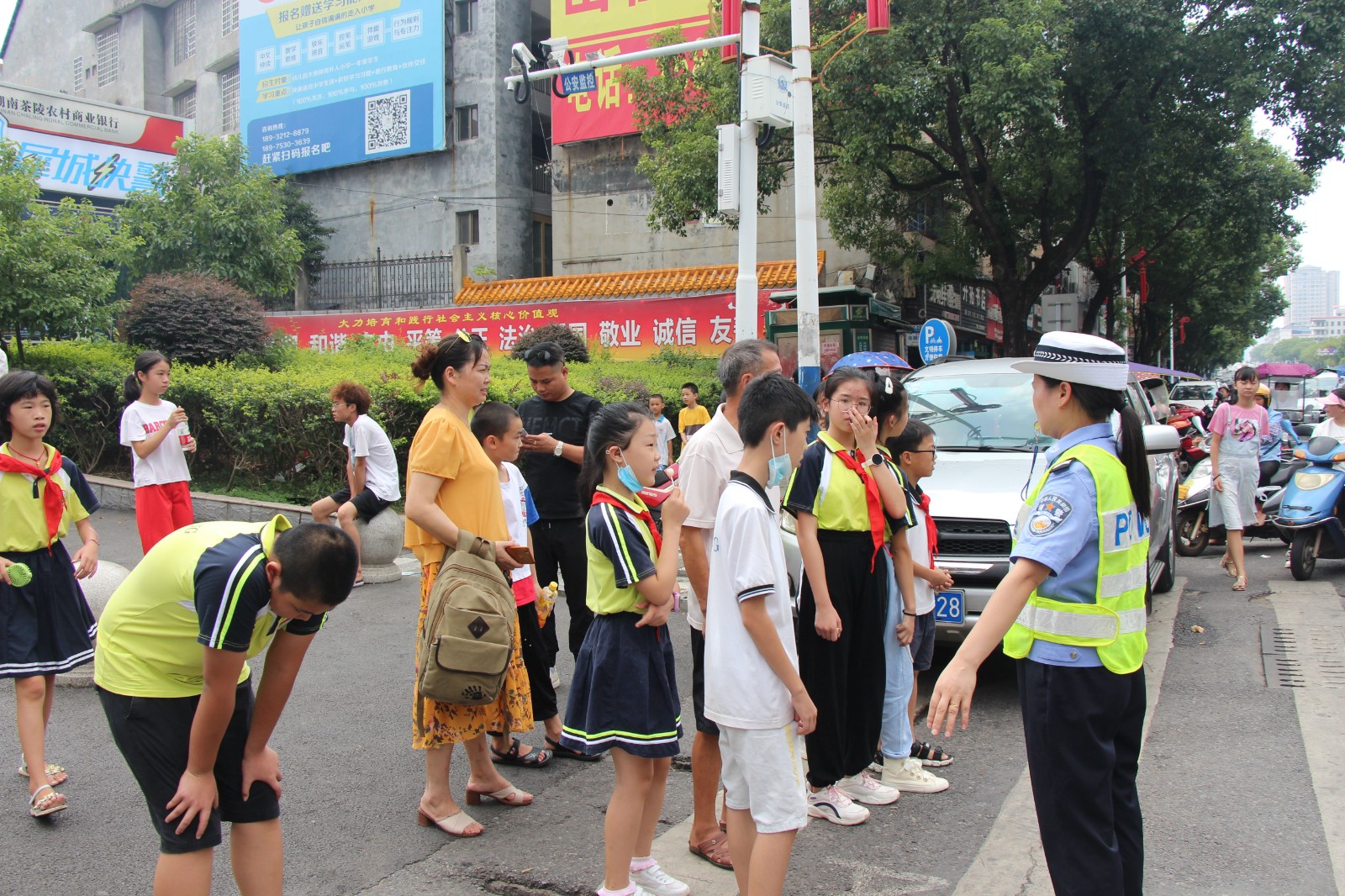 针对接送学生车辆乱停乱放、不按规定线路行驶、随意调头等交通违法行为，始终保持严查、严管的高压态势。