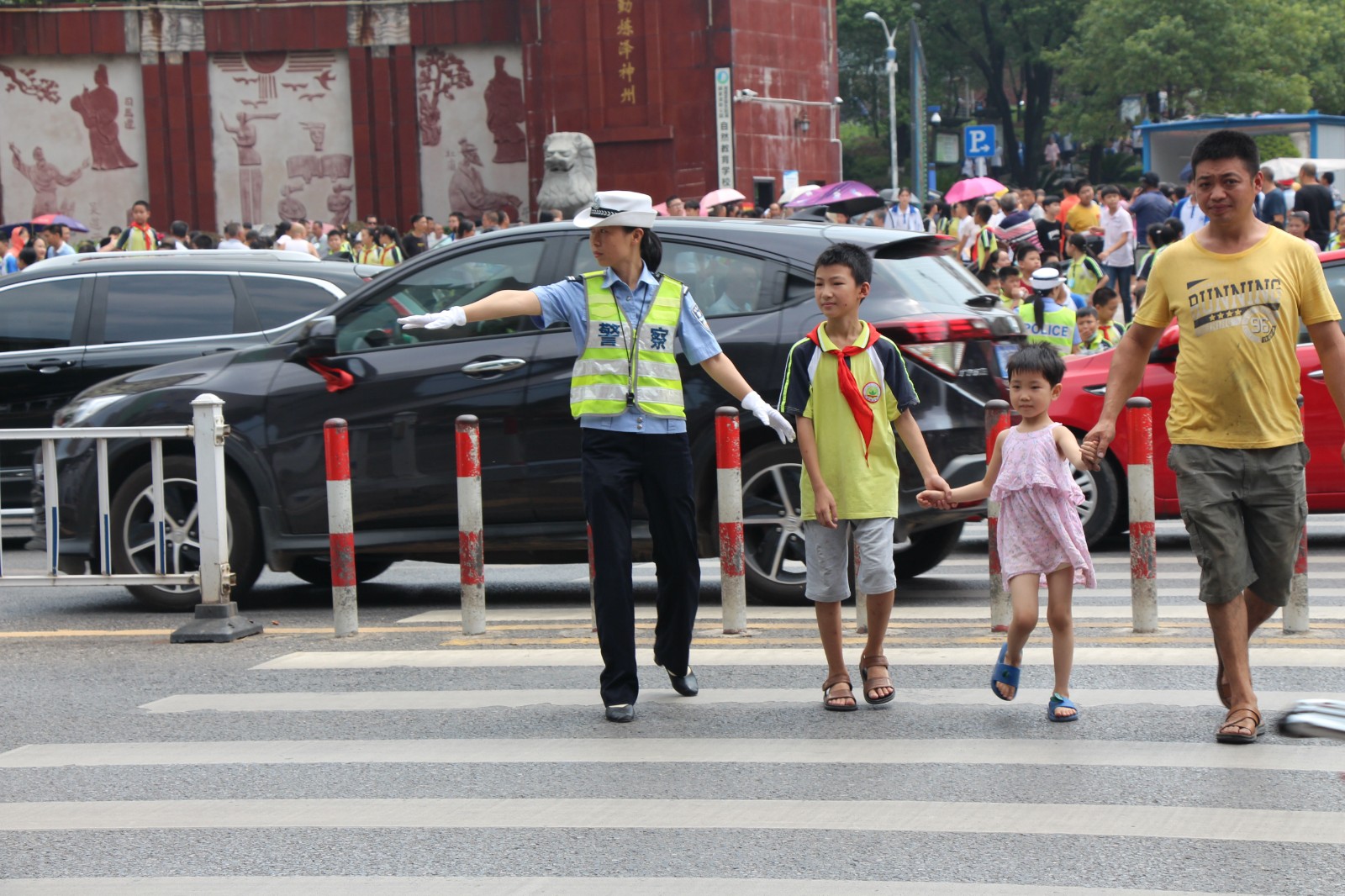 严格按照定人、定岗、定责的勤务机制，重点将警力安排在学校周边道路及各拥堵路段。