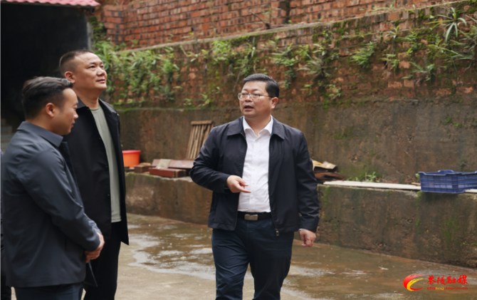 杨红兵暗访督导安全生产和社会稳定工作：以“时时放心不下”的责任感护民安保稳定