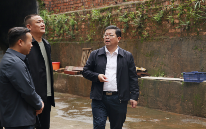 杨红兵暗访督导安全生产和社会稳定工作：以“时时放心不下”的责任感护民安保稳定