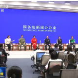 国新办举行全国劳动模范和先进工作者中外记者见面会