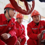 【央视快评】大力弘扬劳模精神劳动精神工匠精神