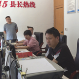 覃成元接听“12345”热线