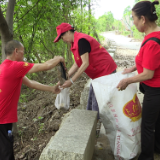 全国生态日：志愿者洣水河边拾垃圾