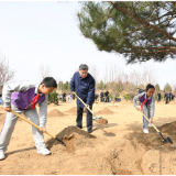 习近平在参加首都义务植树活动时强调 为山川大地增添锦绣 让中国式现代化底色更加亮丽
