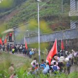 9年红色“必修课” 300余名师生徒步17公里祭英烈