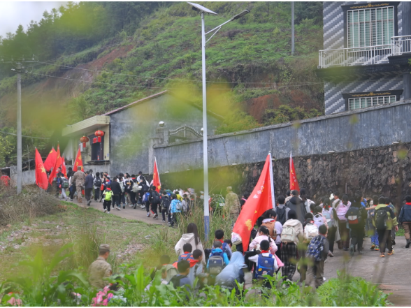 9年红色“必修课” 300余名师生徒步17公里祭英烈
