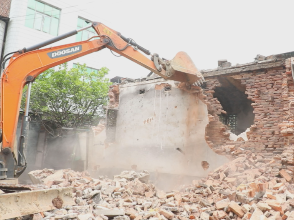 拆除废弃公厕 还居民安全整洁环境