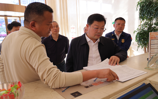 筑牢安全防线 守护群众平安 杨红兵暗访安全生产工作