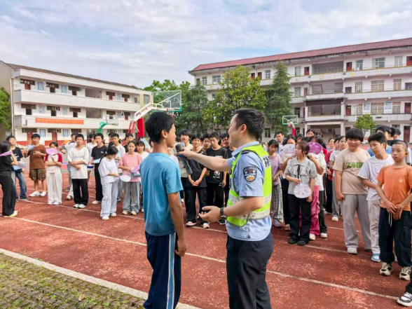 舲舫乡开展交通安全知识进校园活动