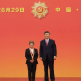 习近平总书记关心致敬老党员的故事