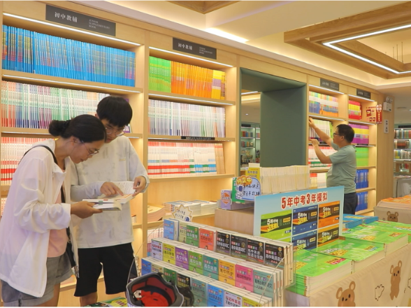 书香伴暑假 教辅迎来销售小高峰