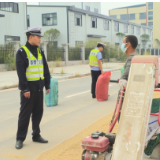 【护航犀城 交警在线】整治“晒粮”保安全 茶陵交警在行动