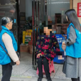 暖心！网格员助老人回家