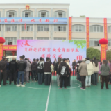 市教育局联合爱心企业为困难学生送温暖