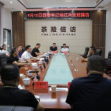 杨红兵到县信访局坐班接访群众并调研信访工作