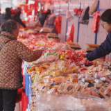 春节临近采购忙  茶陵街头年味浓